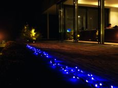 Konstsmide 3691-457 LED Globelichterkette, runde Dioden, 80 purpurfarbene Dioden, 24V Außentrafo, schwarzes Kabel