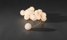 Konstsmide 3155-103 - LED Dekolichterkette, weiße Baumwollkugeln mit 16 warmweißen Dioden, 24V Innentrafo, transparentes Kabel