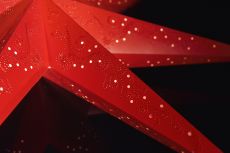 Konstsmide 2982-550 - Roter Papierstern, perforiert und rot bestickt, 7 Zacken, inkl. Anschlusskabel mit an/aus Schalter, ohne Leuchtmittel, E14 Lampenhalterung, 230V, Innen, weißes Kabel