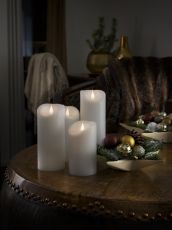 Konstsmide 1830-100 LED Echtwachskerze, weiß, mit 3D Flamme, Ø 7,5 cm, Höhe: 13,5 cm , mit 4h und 8h Timer, warmweiße Dioden, batteriebetrieben, Innen, 2 x C 1.5V (exkl.)