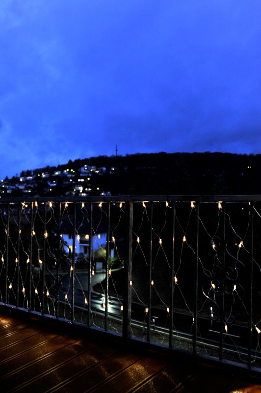 Konstsmide 3707-003 - Microlight Lichternetz, 200 klare Birnen, 24V Außentrafo, transparentes Kabel