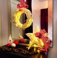 Konstsmide 6218-200 - LED Holzsilhouette Kranz, weiß, mit rot-weißem Stoffband, 30 warm weiße Dioden, 24V Innentrafo, transparentes Kabel